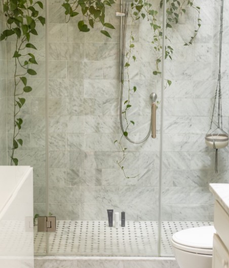 Freistehende Badewanne vor tapezierter Wand